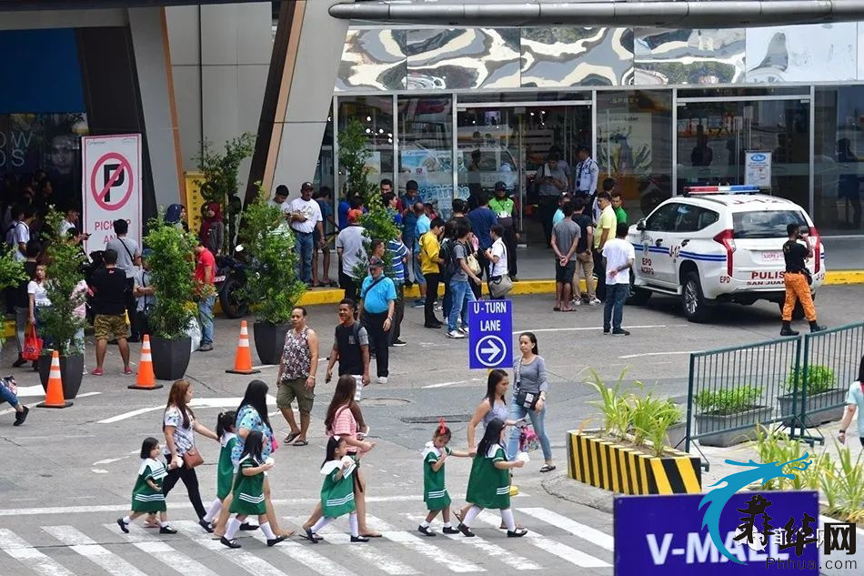 菲律宾首都购物中心的劫持人质危机结束 1人受伤，另外30名人质安全释放w1.jpg