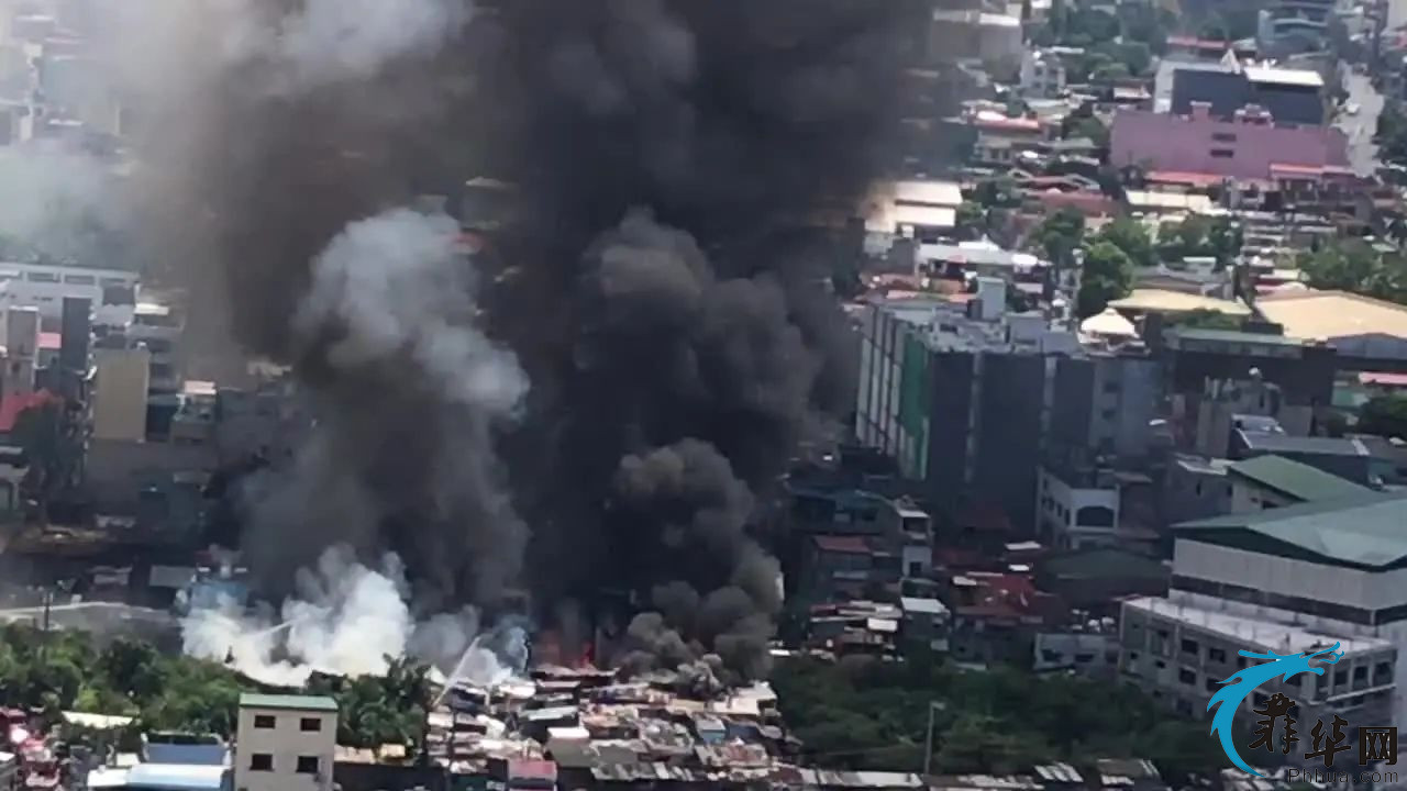 【视频】大火袭击了帕赛市的贫民区w3.jpg