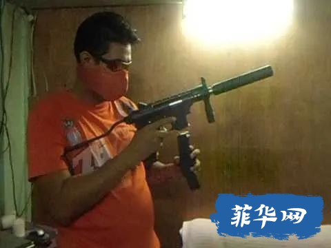 涉嫌处决式枪杀议员夫妇的2名宿务警察投案w4.jpg