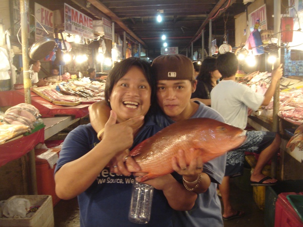 很愛上鏡頭的魚販.JPG 很愛上鏡頭的魚販.JPG