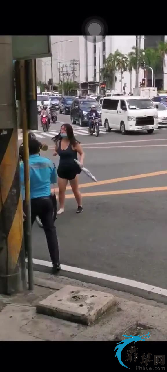 【视频】中国女子当街殴打警察，撒泼到了国外！w2.jpg