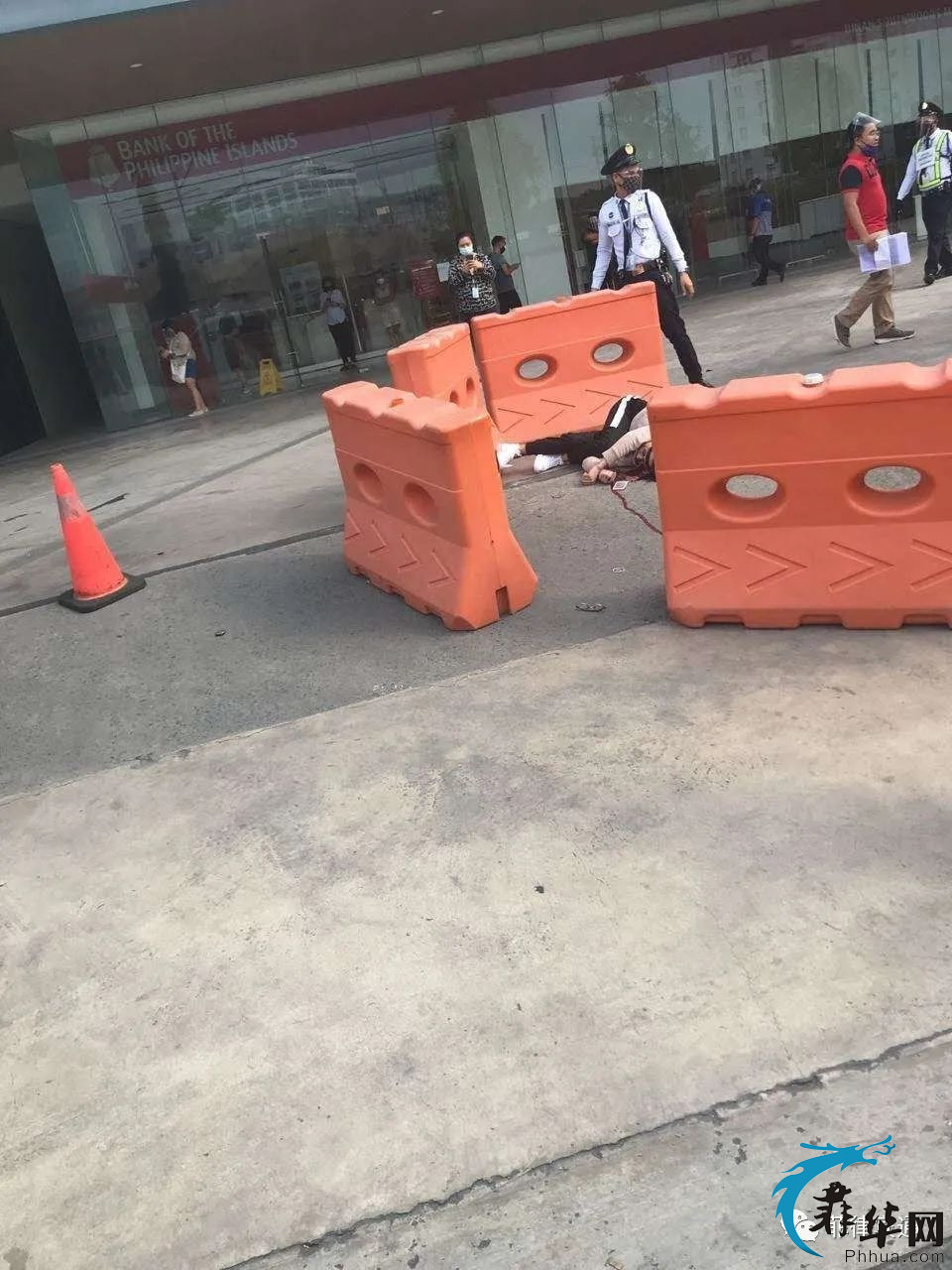网友爆料：一中国男子在睿赢大楼跳楼w8.jpg