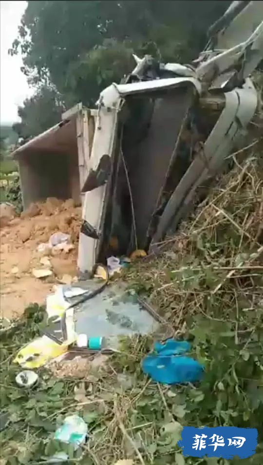 菲律宾空军直升机在薄荷岛水域坠毁1死3伤w11.jpg