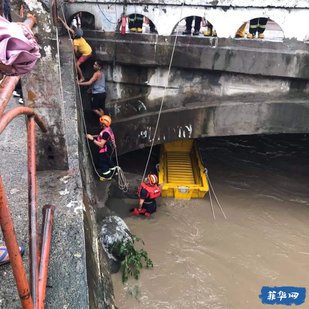 宿务市救灾人员在洪水中救起3人w10.jpg
