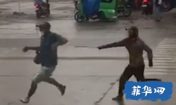 【视频】菲律宾北达沃一男子当街持长刀追逐砍人w9.jpg