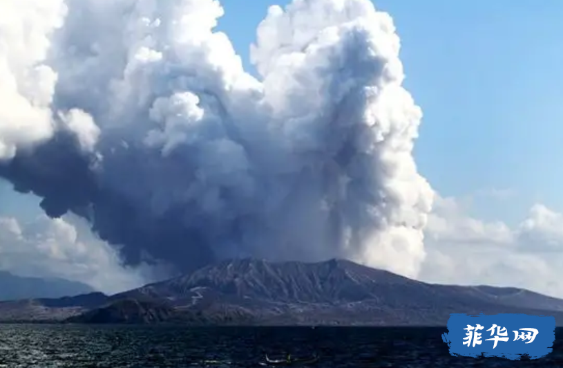 菲律宾塔尔火山一日3次蒸气岩浆喷发7千余居民受影响w1.jpg