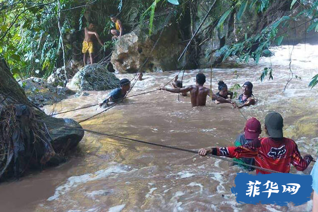 中国游客日前在菲律宾瀑布之乡游玩时，被暴涨溪水冲走。w6.jpg