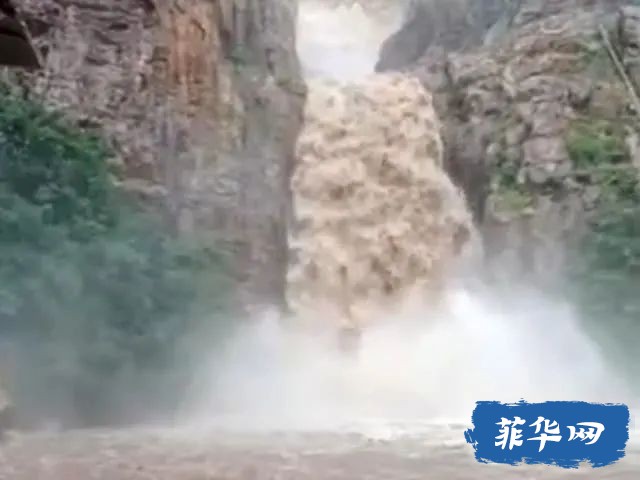 中国游客日前在菲律宾瀑布之乡游玩时，被暴涨溪水冲走。w9.jpg