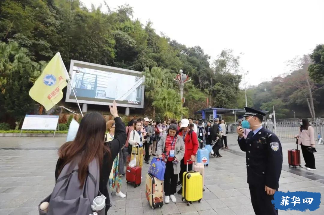 中国旅游开放后，各地边检口岸迎来不少外国游客！w10.jpg