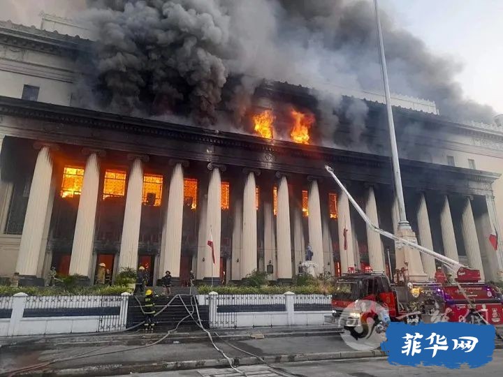 菲律宾马尼拉邮政大楼遭大火吞噬 提升至最高火警|马匹高速上"溜达"吓坏司机w10.jpg