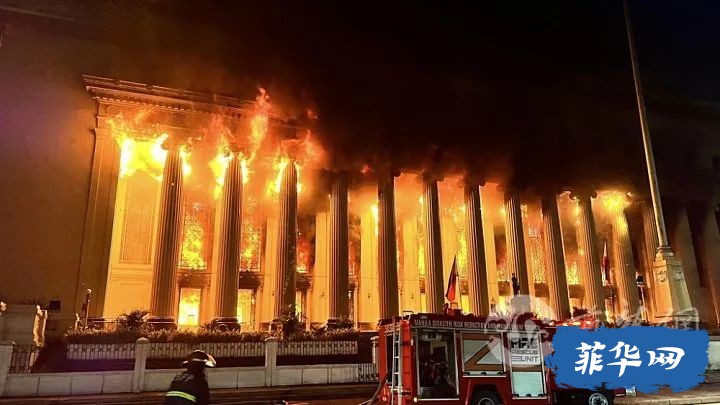 菲律宾马尼拉邮政大楼遭大火吞噬 提升至最高火警|马匹高速上"溜达"吓坏司机w9.jpg