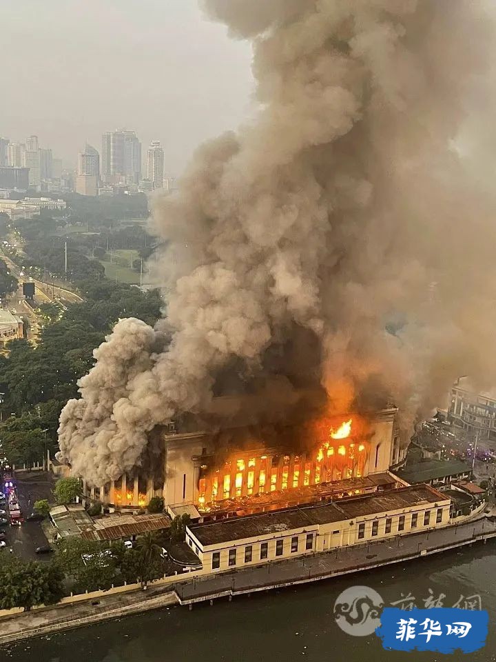 菲律宾马尼拉邮政大楼遭大火吞噬 提升至最高火警|马匹高速上"溜达"吓坏司机w12.jpg