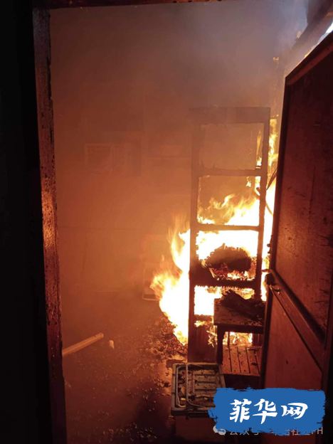 炸弹威胁！||  卡车坠崖 15人死亡！w8.jpg