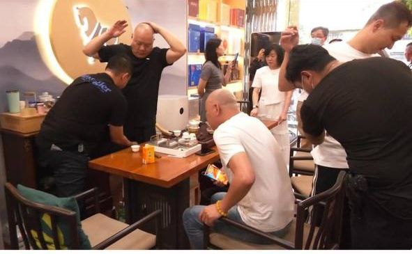 #T1万国村别墅区抓中国人后续 移民局:基于情报! 37名中国人非法从事零售被捕 ... ...
