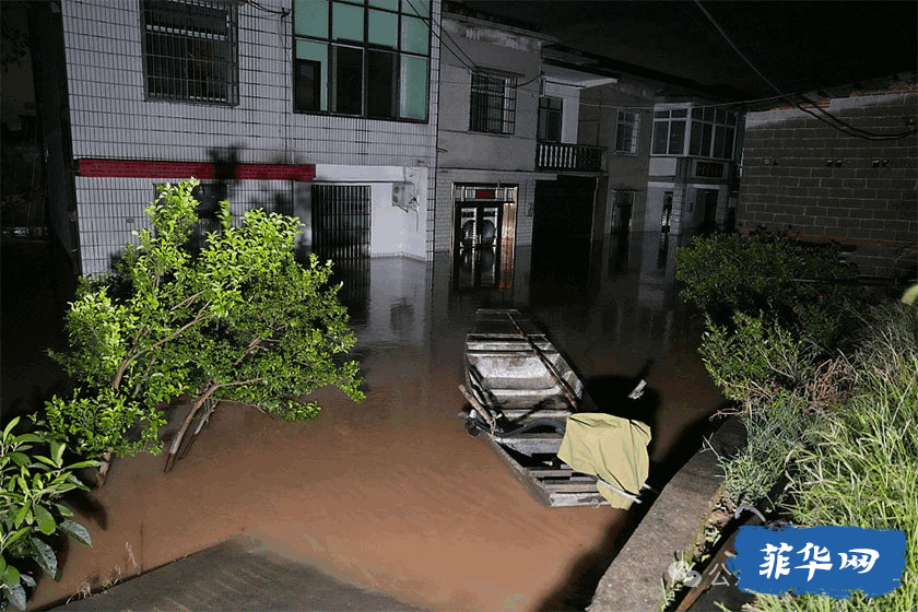 台风格美让大半个中国“泡咖啡”，湖南山体滑坡15人死亡，马尼拉湾沉船漏油受控附近另有油轮倾覆，朝鲜和日本亦有多人因洪水死亡w8.jpg