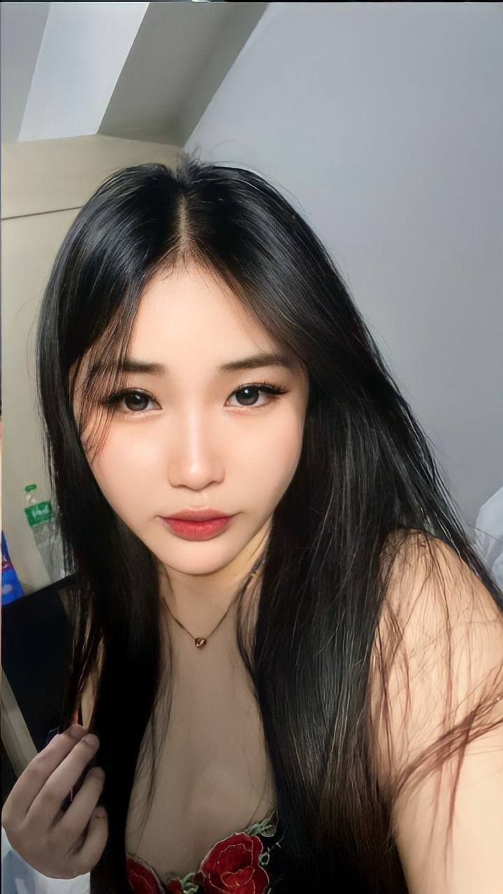 小菲又偷钱了，住在帕拉尼亚克，是个鸡婆