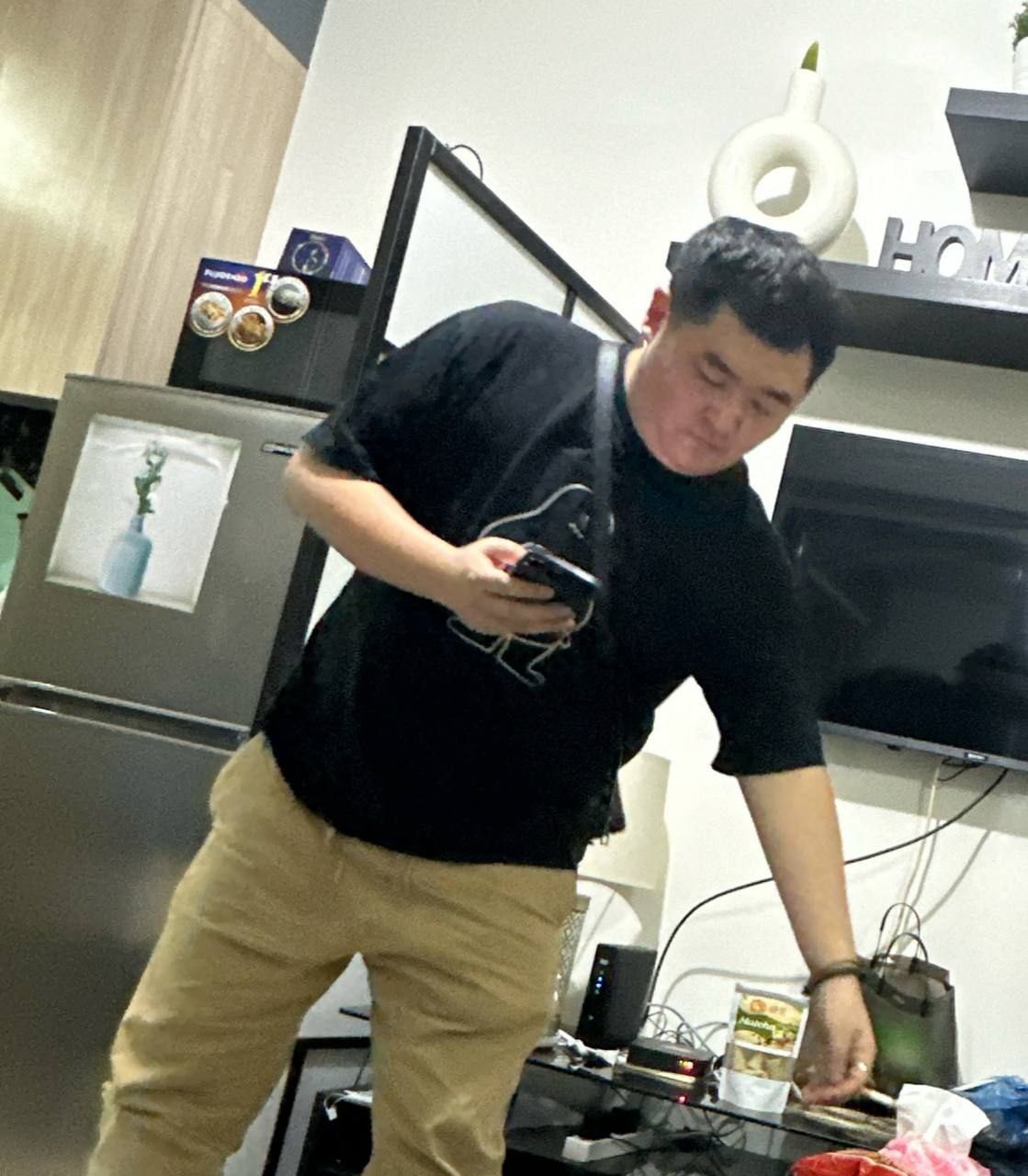 曝光此人，住 #shore 的日租房，拖欠我34万p房租