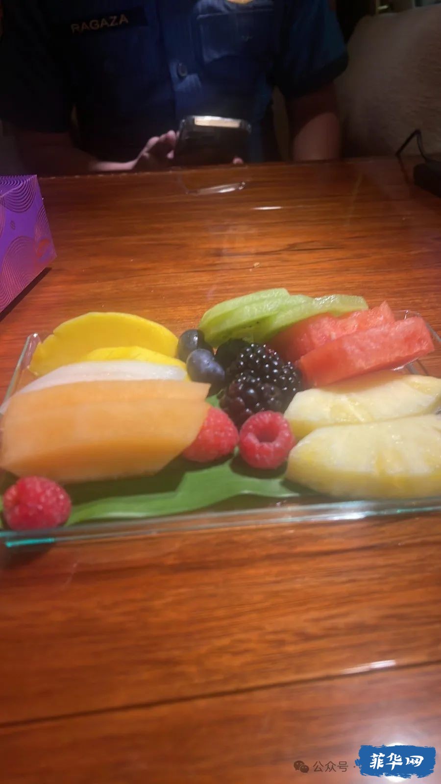 老杜抵达迪拜，健康状况成外界焦点！机上餐食照曝光！w3.jpg